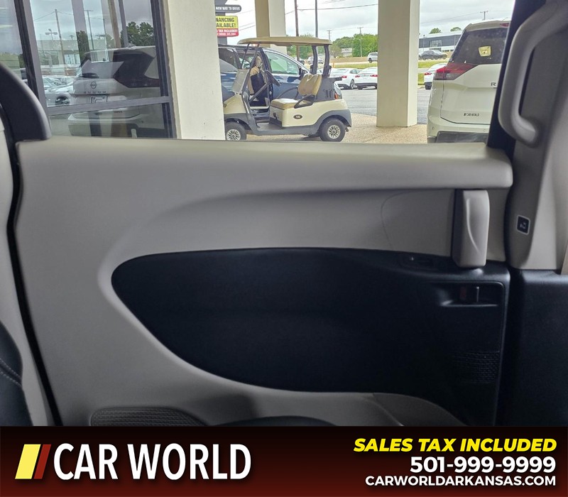 Chrysler Pacifica Vehicle Full-screen Gallery Image 10