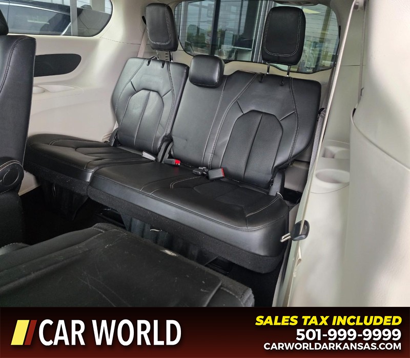Chrysler Pacifica Vehicle Full-screen Gallery Image 12