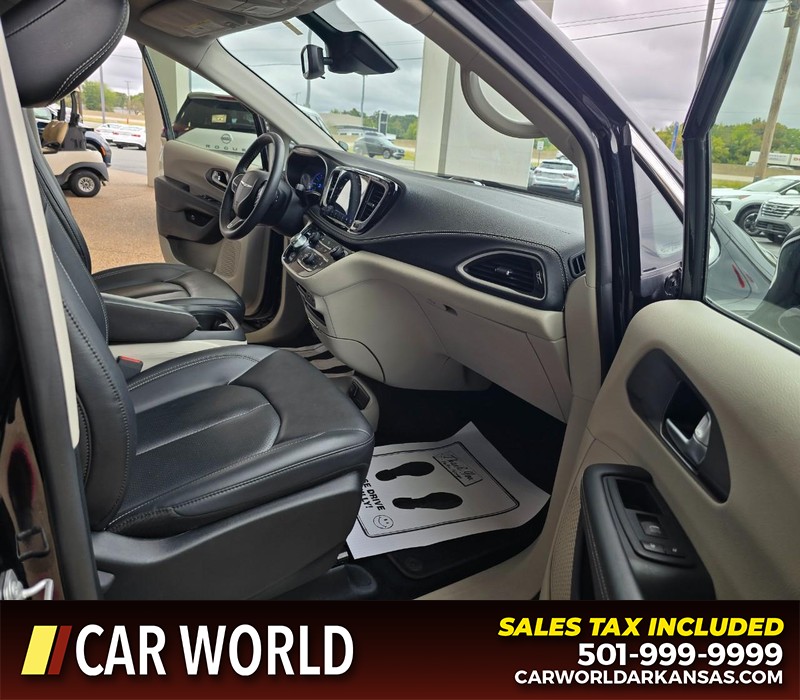 Chrysler Pacifica Vehicle Full-screen Gallery Image 13