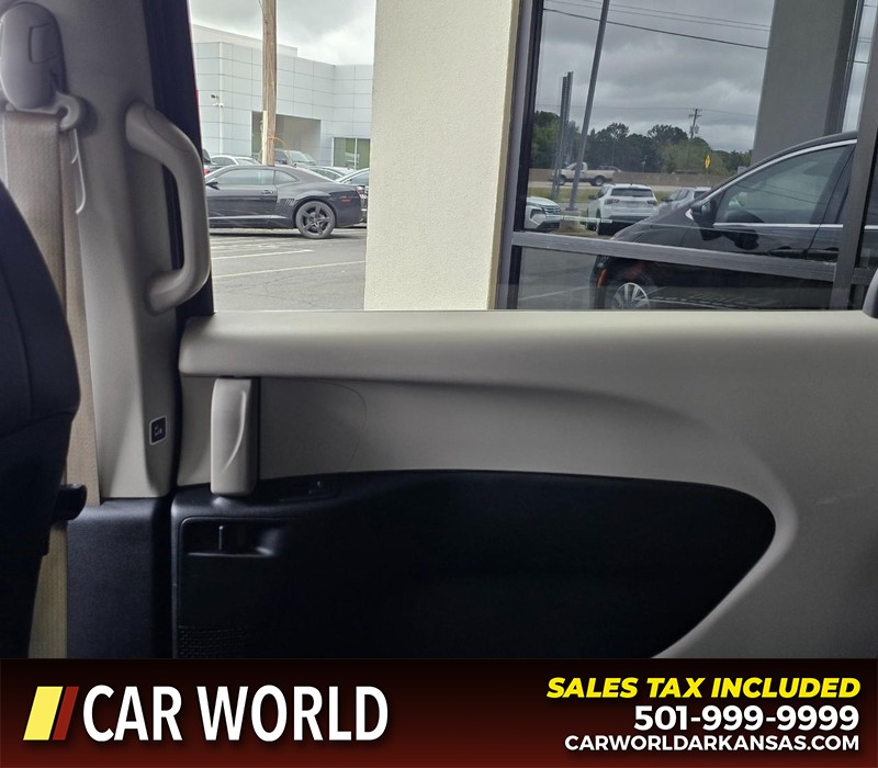 Chrysler Pacifica Vehicle Full-screen Gallery Image 14