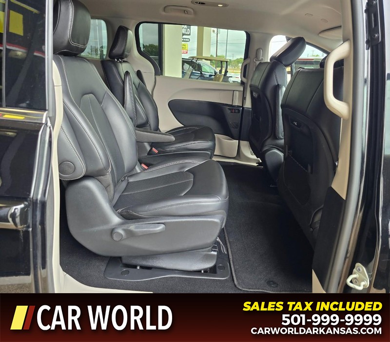 Chrysler Pacifica Vehicle Full-screen Gallery Image 15