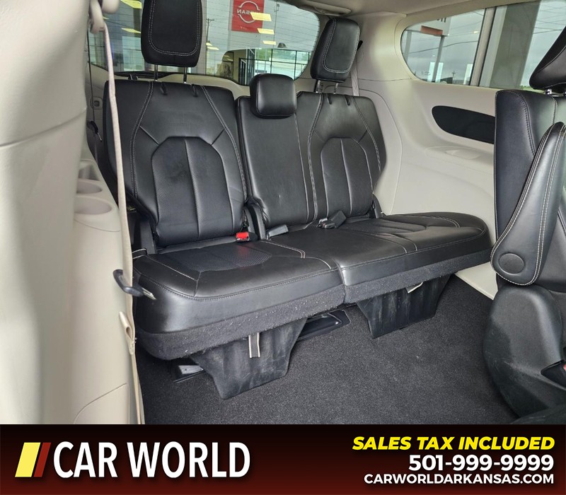 Chrysler Pacifica Vehicle Full-screen Gallery Image 16