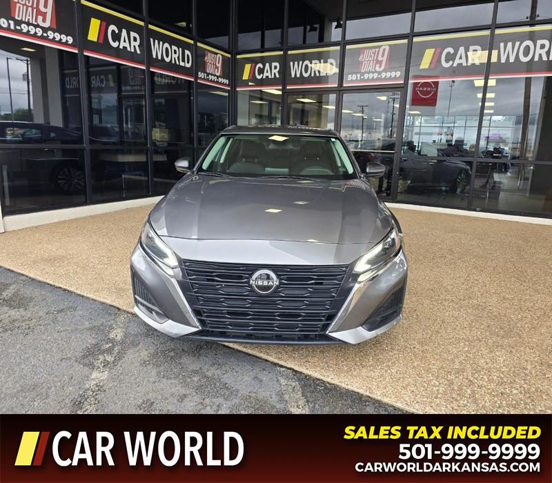 Nissan Altima Vehicle Full-screen Gallery Image 2