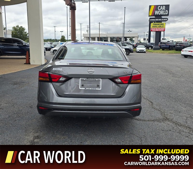 Nissan Altima Vehicle Full-screen Gallery Image 5