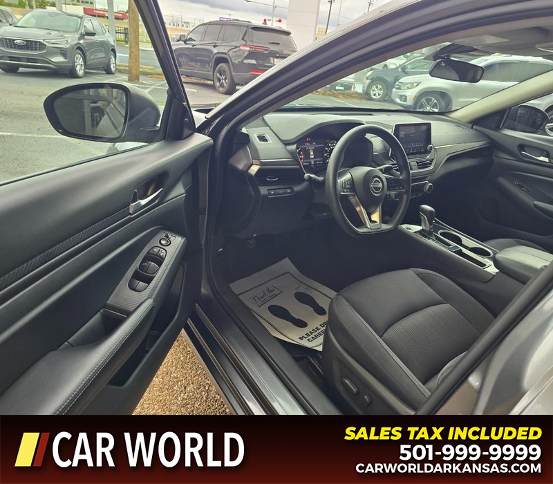 Nissan Altima Vehicle Full-screen Gallery Image 7