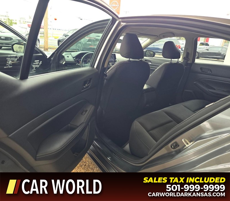Nissan Altima Vehicle Full-screen Gallery Image 9