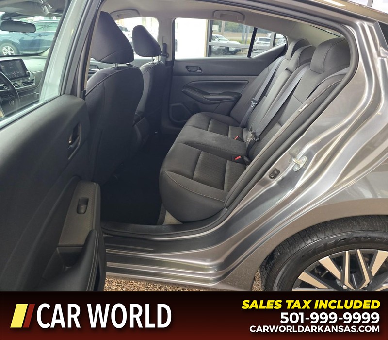 Nissan Altima Vehicle Full-screen Gallery Image 10