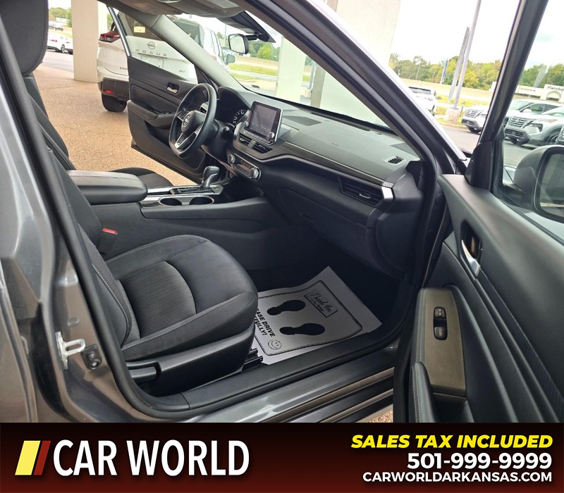 Nissan Altima Vehicle Full-screen Gallery Image 11