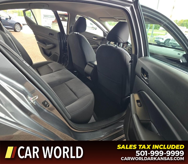 Nissan Altima Vehicle Full-screen Gallery Image 12