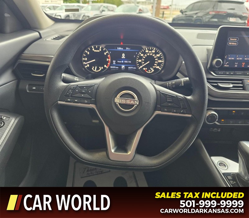 Nissan Altima Vehicle Full-screen Gallery Image 15