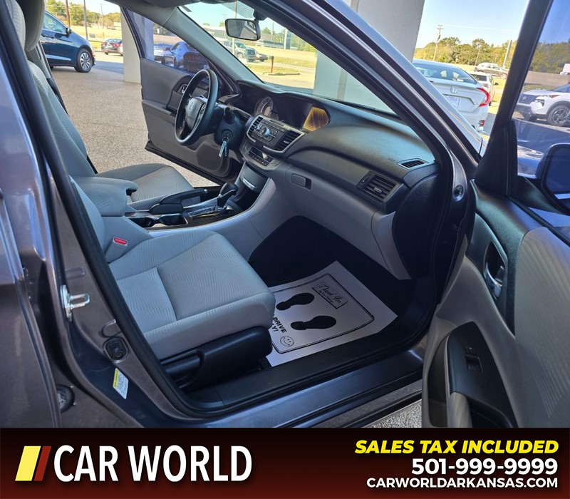 Honda Accord Sedan Vehicle Full-screen Gallery Image 11