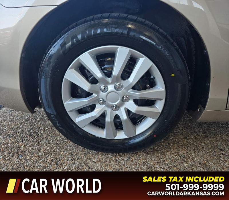 Toyota Camry Vehicle Full-screen Gallery Image 6