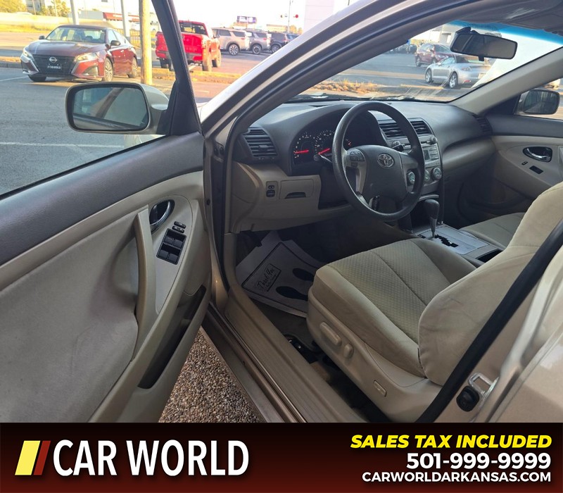 Toyota Camry Vehicle Full-screen Gallery Image 7