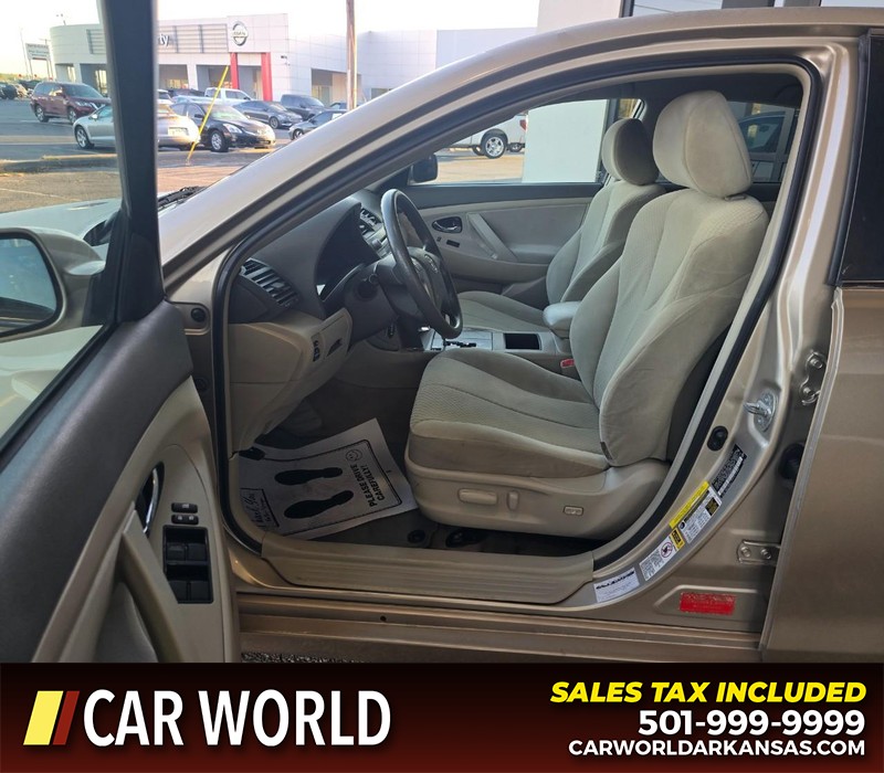 Toyota Camry Vehicle Full-screen Gallery Image 8