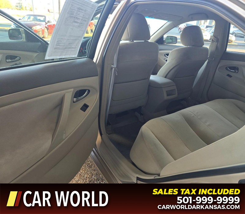Toyota Camry Vehicle Full-screen Gallery Image 9