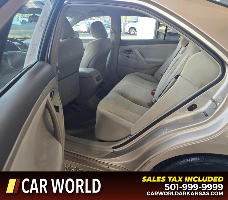 Toyota Camry Vehicle Full-screen Gallery Image 10