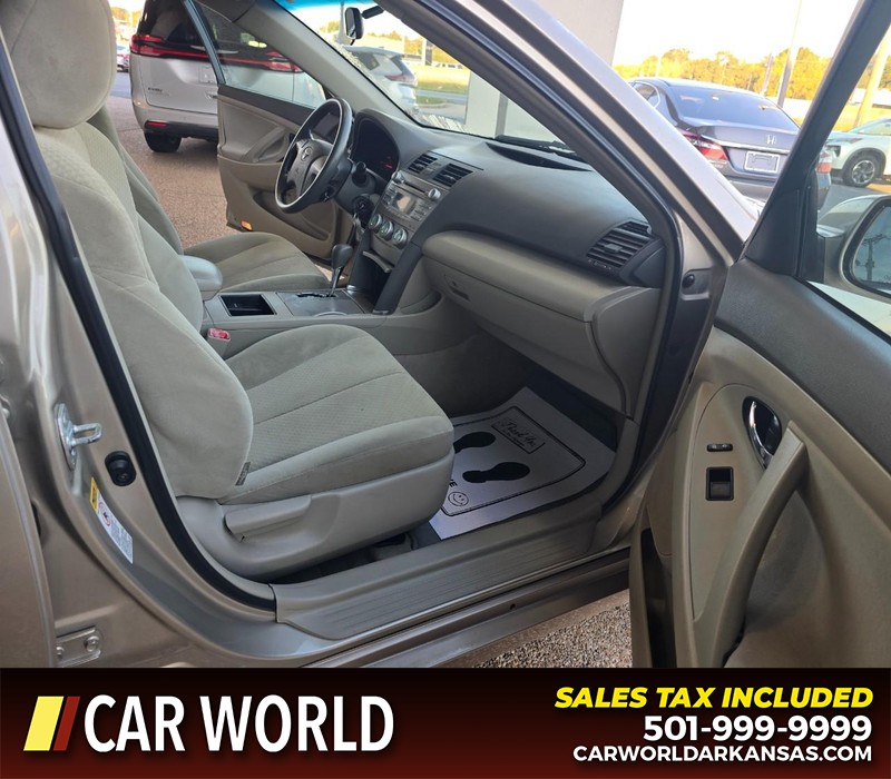Toyota Camry Vehicle Full-screen Gallery Image 11