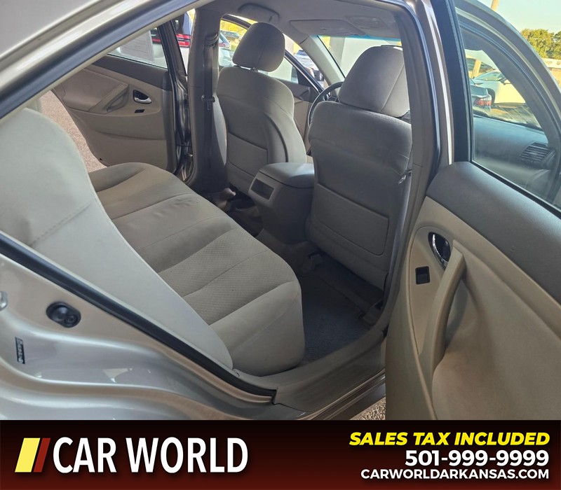 Toyota Camry Vehicle Full-screen Gallery Image 12