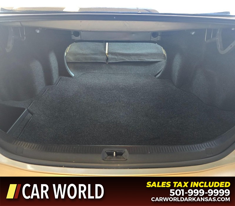 Toyota Camry Vehicle Full-screen Gallery Image 14