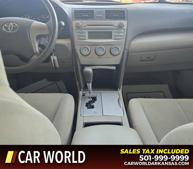 Toyota Camry Vehicle Full-screen Gallery Image 18
