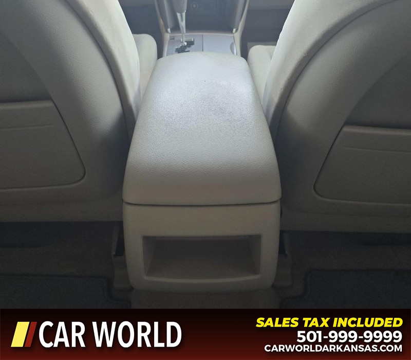 Toyota Camry Vehicle Full-screen Gallery Image 19