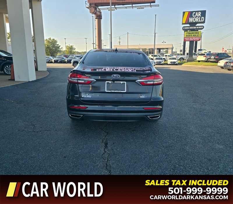 Ford Fusion Vehicle Full-screen Gallery Image 6
