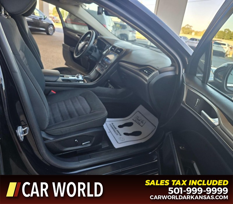 Ford Fusion Vehicle Full-screen Gallery Image 12