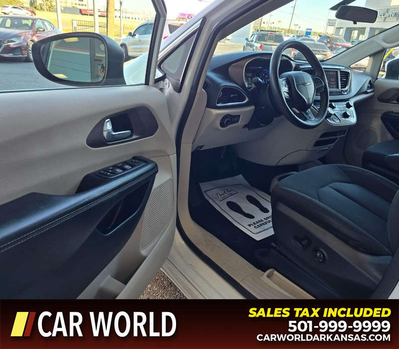 Chrysler Voyager Vehicle Full-screen Gallery Image 7