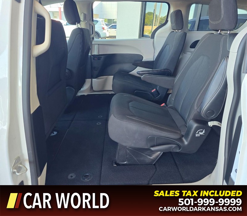 Chrysler Voyager Vehicle Full-screen Gallery Image 10