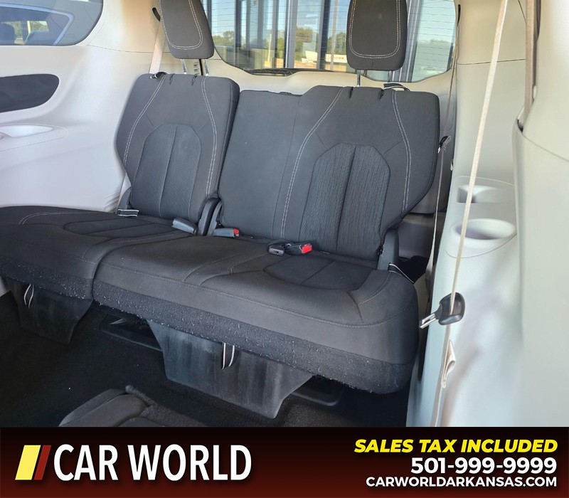 Chrysler Voyager Vehicle Full-screen Gallery Image 11
