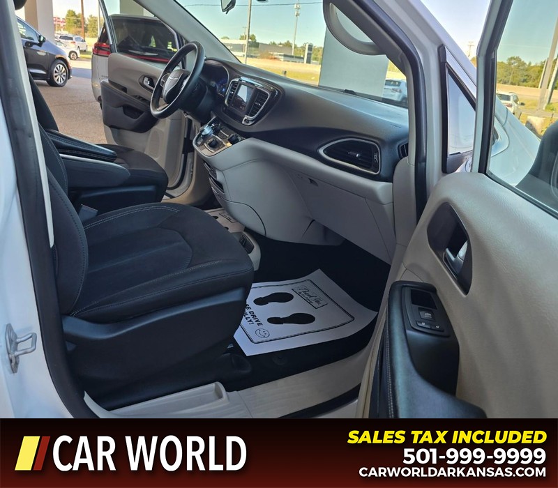 Chrysler Voyager Vehicle Full-screen Gallery Image 12