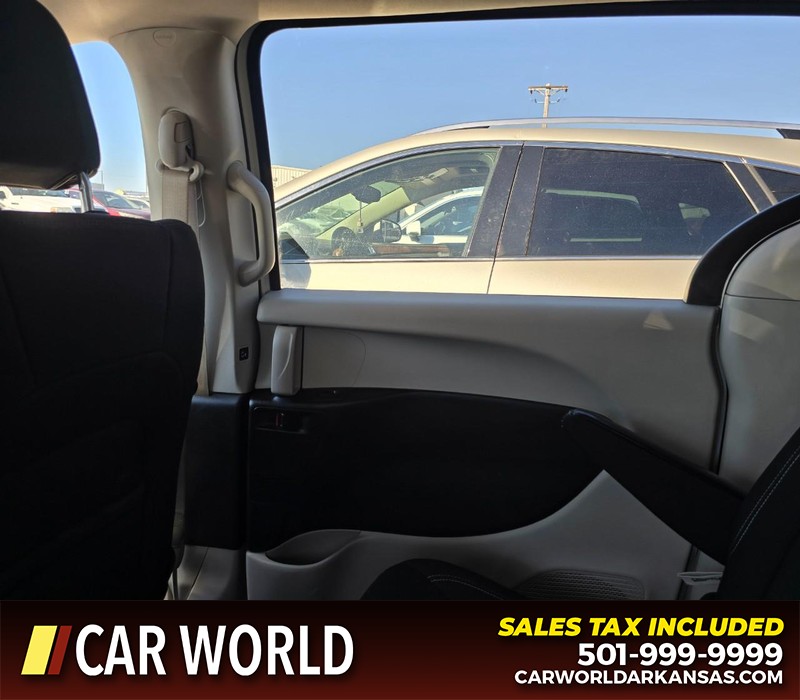 Chrysler Voyager Vehicle Full-screen Gallery Image 13