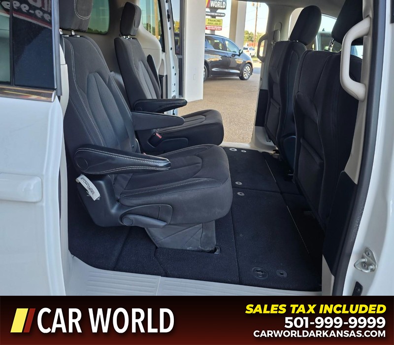 Chrysler Voyager Vehicle Full-screen Gallery Image 14