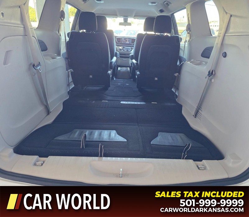 Chrysler Voyager Vehicle Full-screen Gallery Image 17