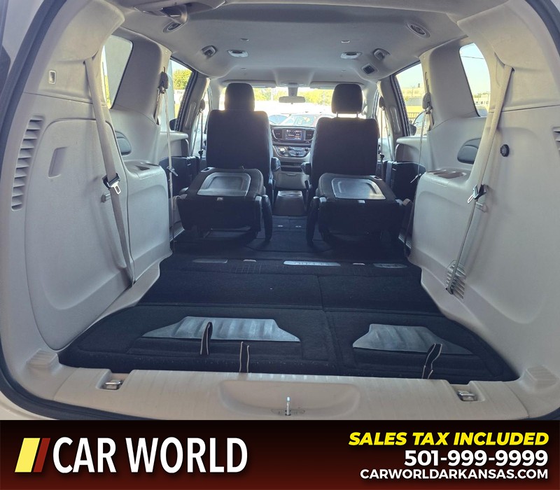Chrysler Voyager Vehicle Full-screen Gallery Image 18