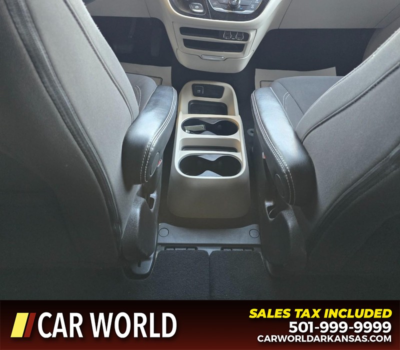 Chrysler Voyager Vehicle Full-screen Gallery Image 23
