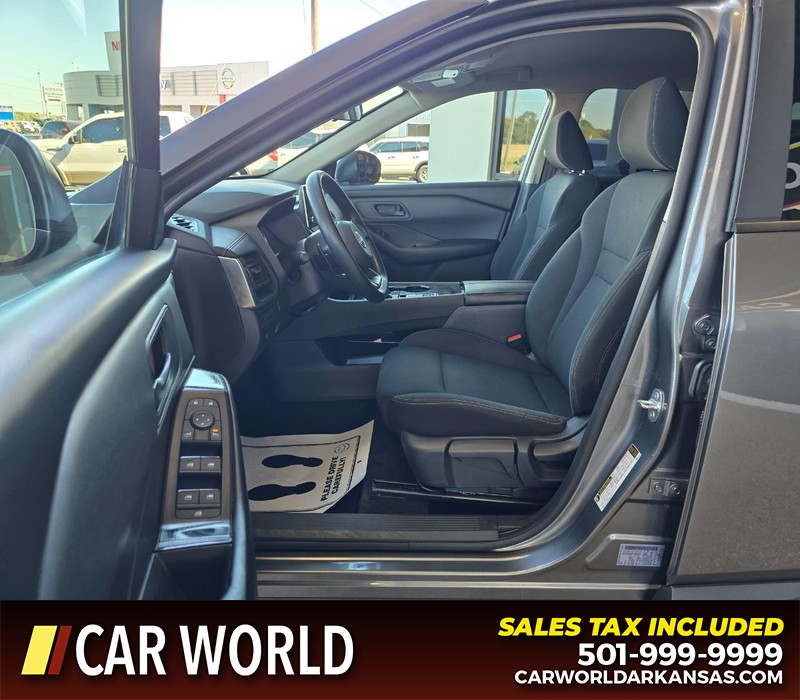 Nissan Rogue Vehicle Full-screen Gallery Image 8