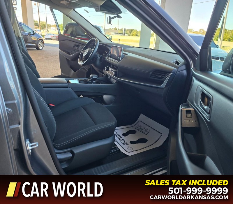 Nissan Rogue Vehicle Full-screen Gallery Image 11