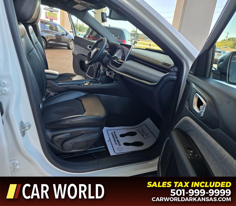 Jeep Compass Vehicle Full-screen Gallery Image 11