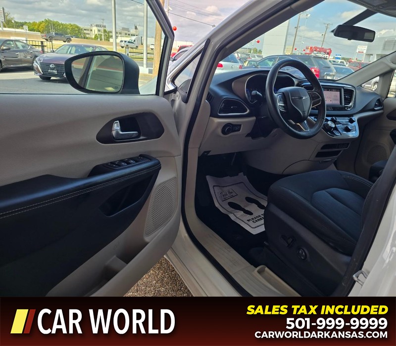 Chrysler Voyager Vehicle Full-screen Gallery Image 7