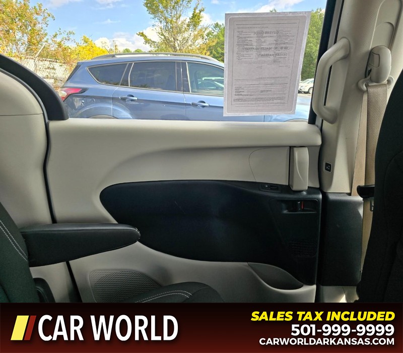 Chrysler Voyager Vehicle Full-screen Gallery Image 9