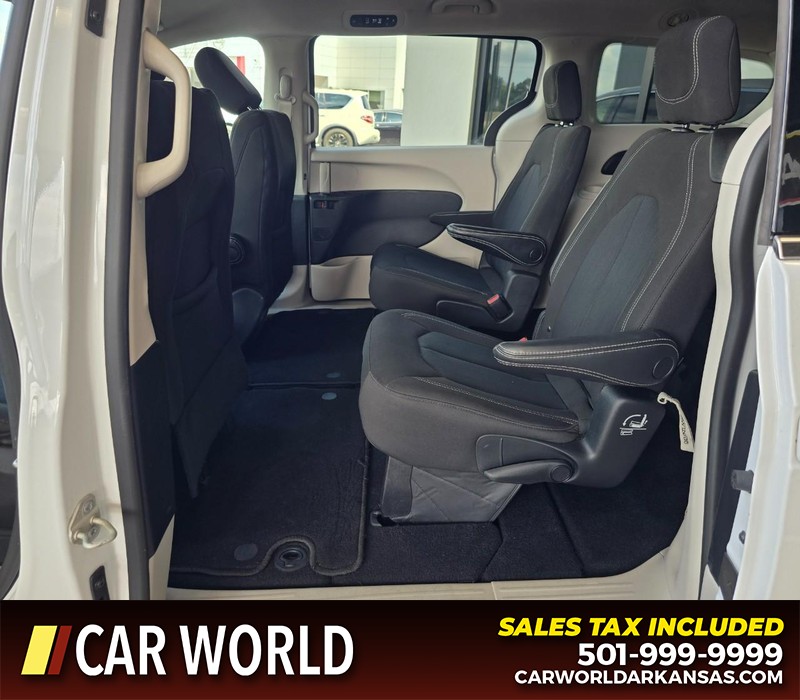 Chrysler Voyager Vehicle Full-screen Gallery Image 10