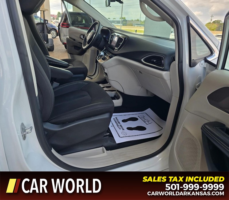 Chrysler Voyager Vehicle Full-screen Gallery Image 12