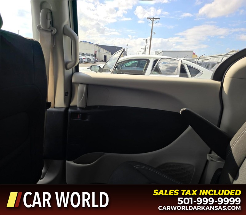Chrysler Voyager Vehicle Full-screen Gallery Image 13