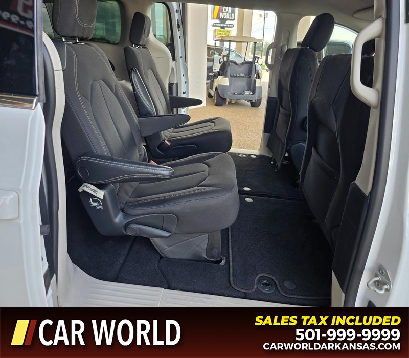 Chrysler Voyager Vehicle Full-screen Gallery Image 14