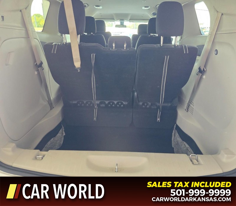 Chrysler Voyager Vehicle Full-screen Gallery Image 16