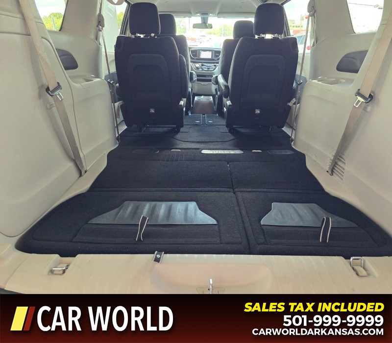 Chrysler Voyager Vehicle Full-screen Gallery Image 17