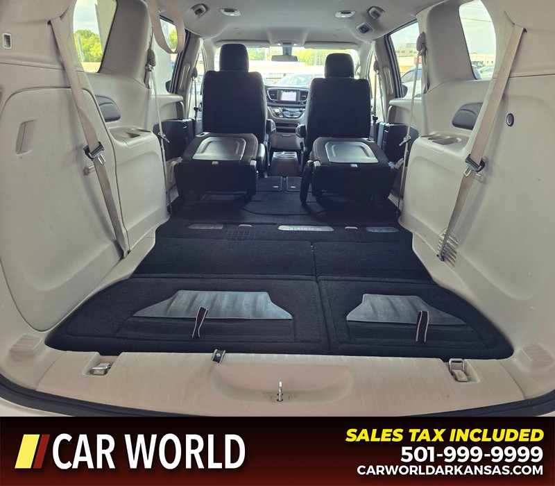 Chrysler Voyager Vehicle Full-screen Gallery Image 18