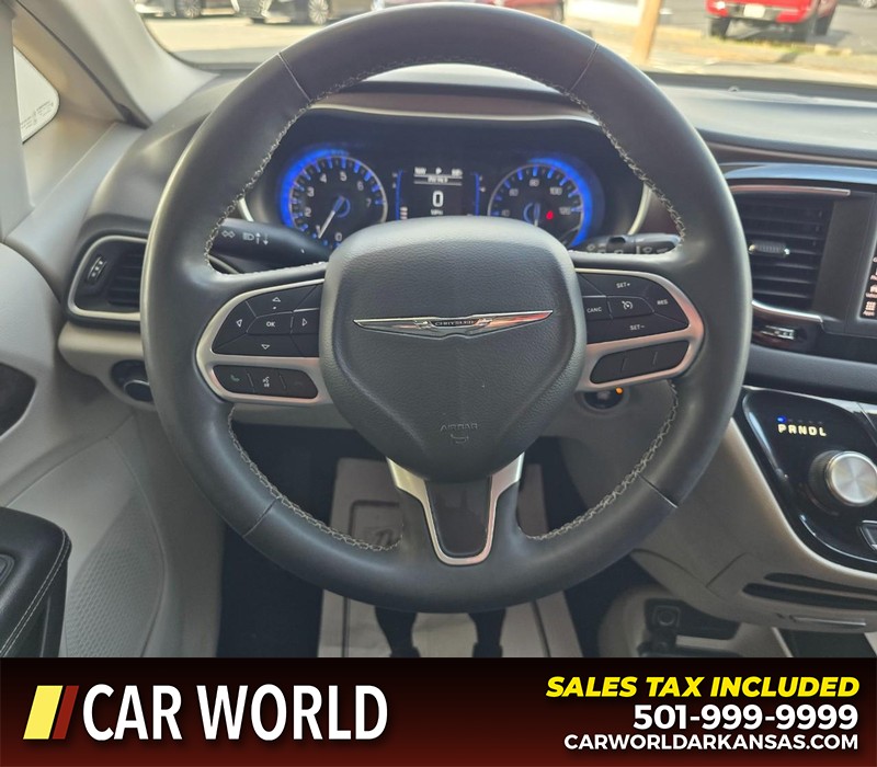 Chrysler Voyager Vehicle Full-screen Gallery Image 19