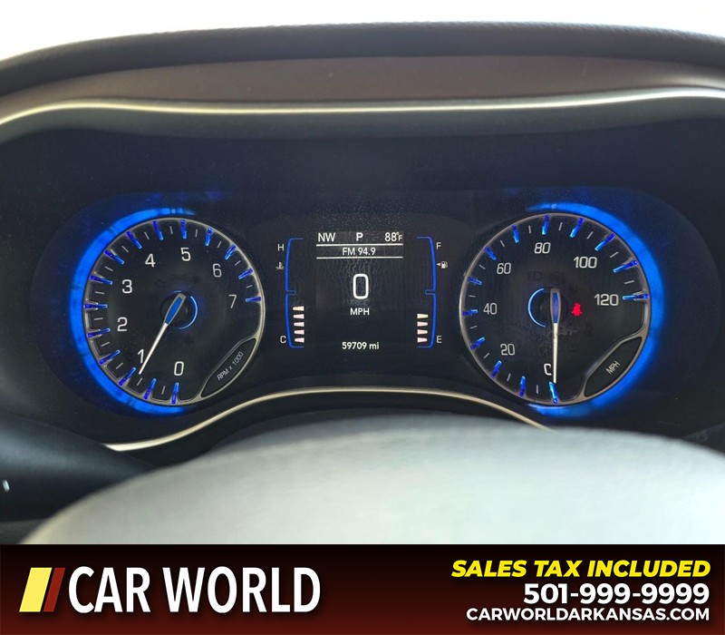 Chrysler Voyager Vehicle Full-screen Gallery Image 21